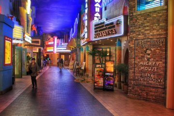 <p>There are many themed restaurants on the second floor</p>