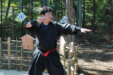 Bagaimana melempar shuriken