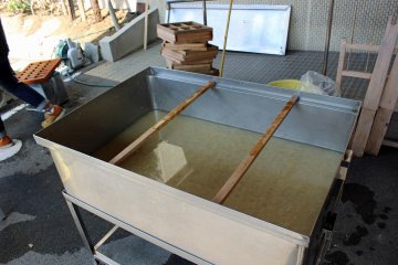 <p>Tangki berisi bubur kertas</p>