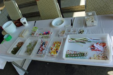 <p>Berbagai daun kering, rumput kering, bunga kering, dan kertas bermotif disediakan untuk pembuatan washi</p>