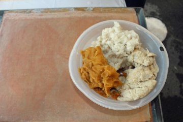 <p>Komponen dari bubur kertas washi Yoshino. Bubur kertas coklat di kiri adalah "hinoki" atau kulit pohon cypress putih, bubur kertas abu-abu di kanan adalah "kozo" atau kulit kertas pohon mulberi, dan bubur kertas putih di tengah atas adalah bubur kertas yang diedarkan secara komersil. Serat alami dan panjang dari bubur kertas Yoshino menjadikan produk yang dihasilkan lebih tahan lama dibandingkan dengan produk buatan mesin pabrik yang dijual di toko.</p>