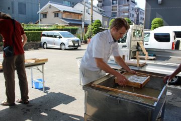 <p>Menggeser-geser bubur kertas ke depan dan ke belakang membantu menciptakan ketebalan yang seragam</p>