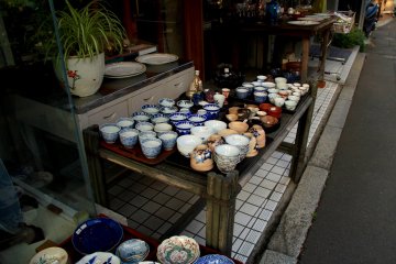 <p>Meskipun jalan ini menawarkan sebagian besar mebel modern , tradisi di jepang tidak pernah kurang</p>