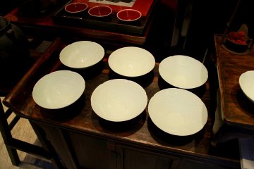 <p>Tembikar China</p>