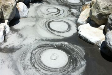 <p>Des bulles de boue &agrave; Oniishibozu Jigoku</p>