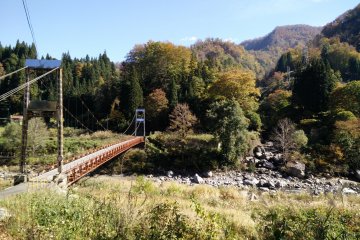 <p>Jembatan gantung kayu melintasi Sungai Nakatsu</p>