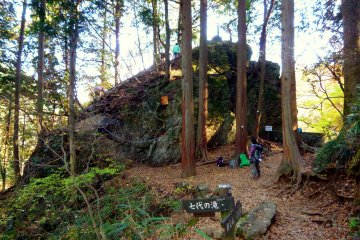 <p>Sur le chemin vers le "Rock Garden", arr&ecirc;tez-vous et montez au haut du tengu iwa pour observer les cr&eacute;atures mythiques qui sont ici</p>