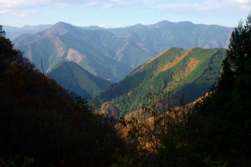 <p>Les chemins de randonn&eacute;e serpentent le Mont Mitake et beaucoup d'autres montagnes</p>