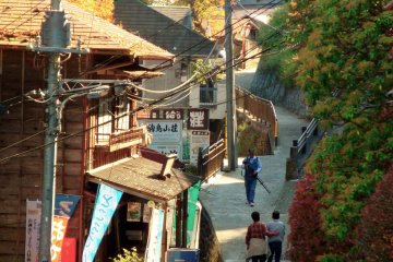 <p>En plus de l'h&eacute;bergement, le village dispose de neufs restaurants et de quelques boutiques de souvenirs</p>