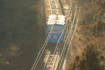 <p>Le t&eacute;l&eacute;ph&eacute;rique qui traverse Takimoto jusqu'au village Mitake, op&egrave;re depuis 1987</p>