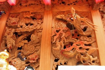 The dragon and shisa carvings of the Nagao danjiri