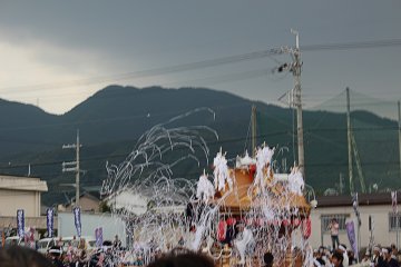 Nagao's paper streamer cracker finale