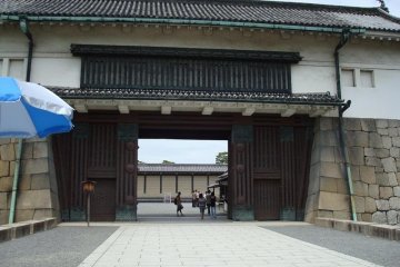 在圖右地方購買票，然後就可以進入正門了