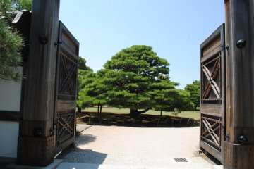 通往日本庭園的入口處