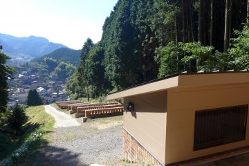<p>The Oh-shin climbing kiln site, looking down the slope</p>
