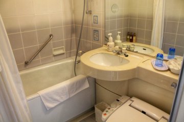 <p>The bathroom was very clean and provided everything you need</p>