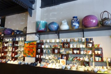 <p>The Arita Gallery exhibits all kinds of ceramics</p>
