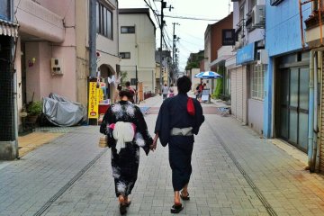 An early couple heads towards the port