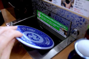 <p>Place your plate into the slot to start its journey to the robotic dishwasher</p>