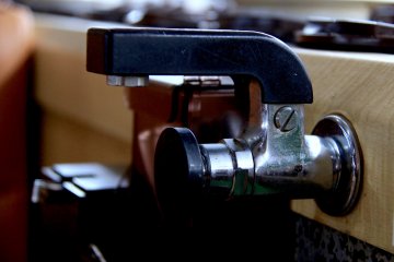 <p>Every table has its own hot water tap for unlimited tea</p>
