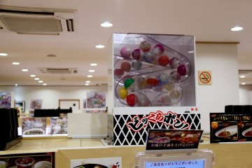 <p>Every table has a toy vending machine. Gacha Gacha!</p>
