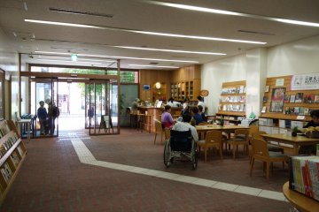 <p>A tea-drinking corner near the entrance&nbsp;</p>
