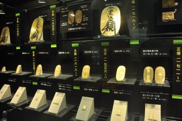 <p>Gold plates or gold coins made in the past</p>