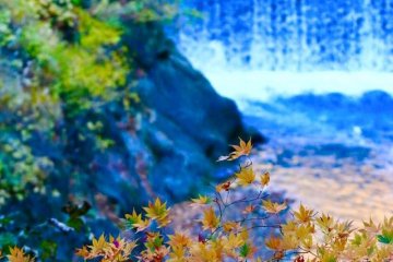 <p>Air terjun buatan manusia bersinergi dengan alam terbentang di bagian bawah jurang</p>