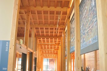 <p>With glass facades on all sides, natural light is let in and it brightens up the hall</p>