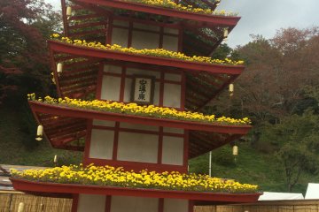 <p>Bunga yang dijadikan replica dari bangunan penting di Jepang</p>