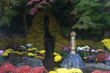 <p>Air terjun yang dihiasi bunga-bunga</p>