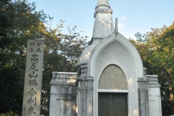 <p>Sebuah stupa yang tampak memiliki gaya arsitektur India terletak di tengah kuburan.</p>