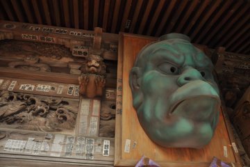 <p>Kepala Konoha-Tengu menjaga sisi kanan pintu.</p>
