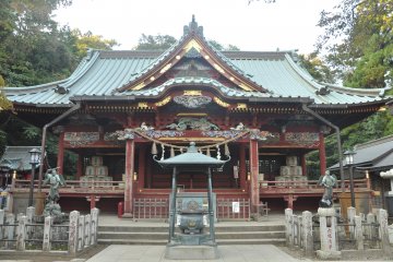 <p>Okunoin&nbsp;(奥の院不動堂) merupakan balai ibadah dengan konstruksi megagumkan, yang terletak lebih tinggi satu tingkat dari balai utamanya.</p>