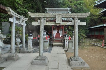 <p>Torii kecil melambangkan pintu masuk menuju kuil suci lainnya.</p>