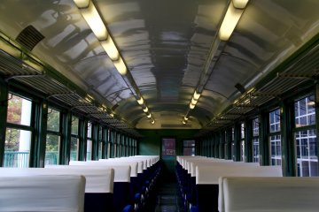 <p>Interior of the first limited express train after World War II</p>