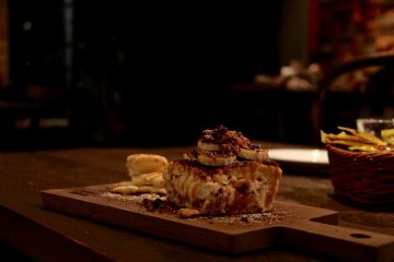 <p>One of the better and creative cheesecakes: banana cheesecake with caramel sauce</p>