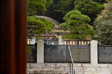 <p>A close-up of Empress Teimei's grave</p>
