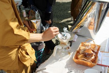 <p>Freshly poured coffee and homemade pound cake were on the menu</p>