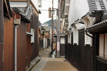 <p>Narrow streets and alleyways are everywhere</p>