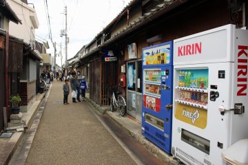 <p>Always a vending machine! And here the new and old contrast is charming</p>