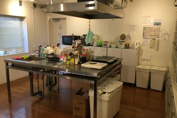 <p>Shared kitchen, very cozy</p>
