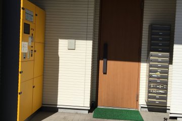 <p>On the left hand side there is an automated mail box.</p>