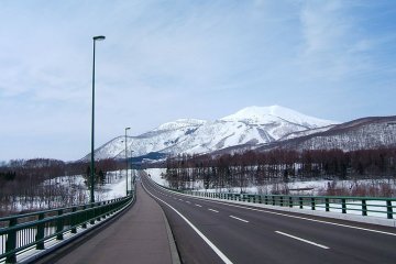 Vue sur les sommets enneigés près de Niseko