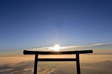 <p>Une "Torii" au&nbsp;soleil levant - par&nbsp;Julia Wimmerlin</p>