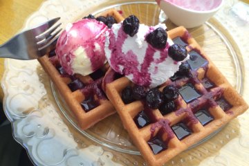 아이스크림과 휘핑 크림을 곁들인 맛있는 블루베리 와플