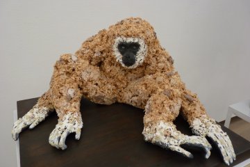 <p>Gibbon &agrave; main blanche, sculpture en copeaux de bois.</p>