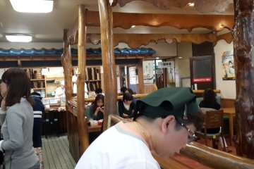 <p>Ruangan di dalam rumah makan Fried Chicken Naruto, Otaru. &nbsp;</p>