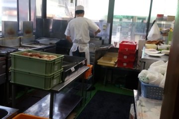 <p>Penampakan dapur di rumah makan Fried Chicken Naruto, Otaru, Sapporo.</p>