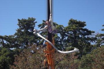 <p>The aerialist one of Japanese juggler/aerialist duo Utsushiomi</p>